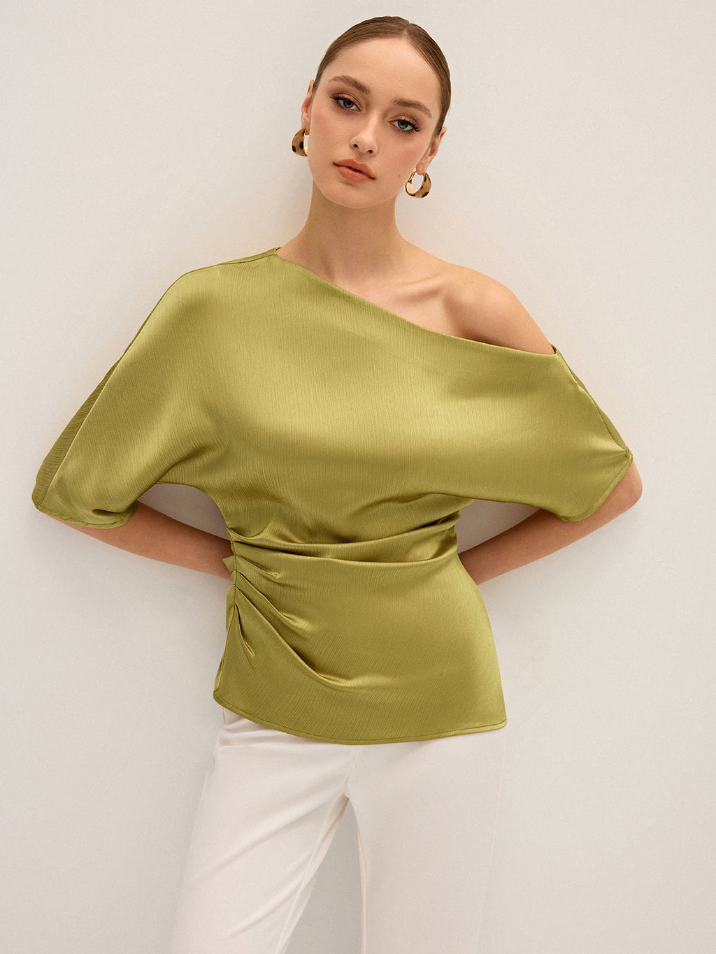 Haut drapé asymétrique en satin