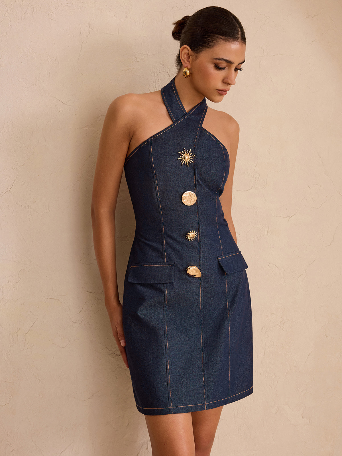 Robe mini en denim à col halter et détails métalliques 