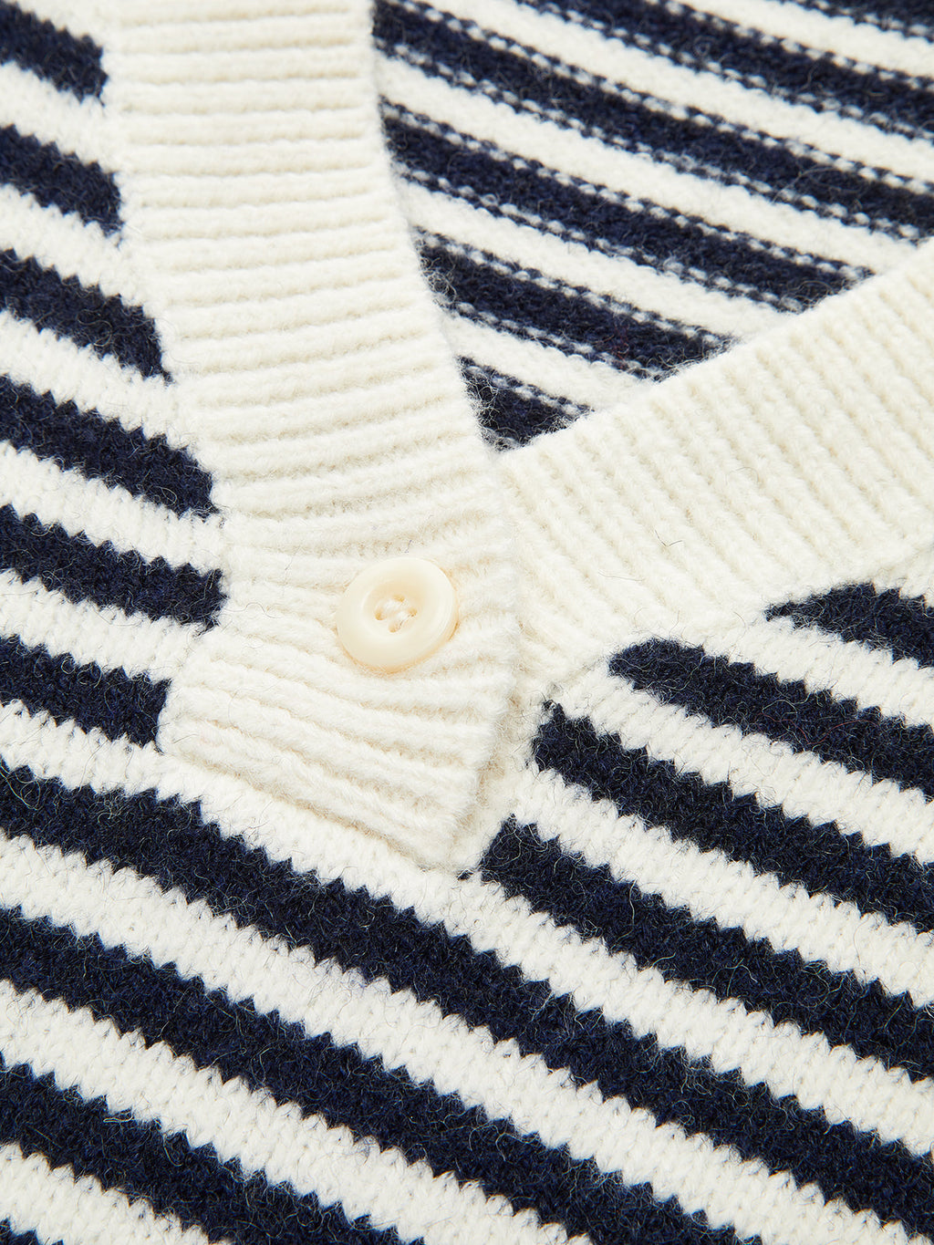 Gestreifter V-Ausschnitt-Pullover aus Wollmischung mit Knöpfen