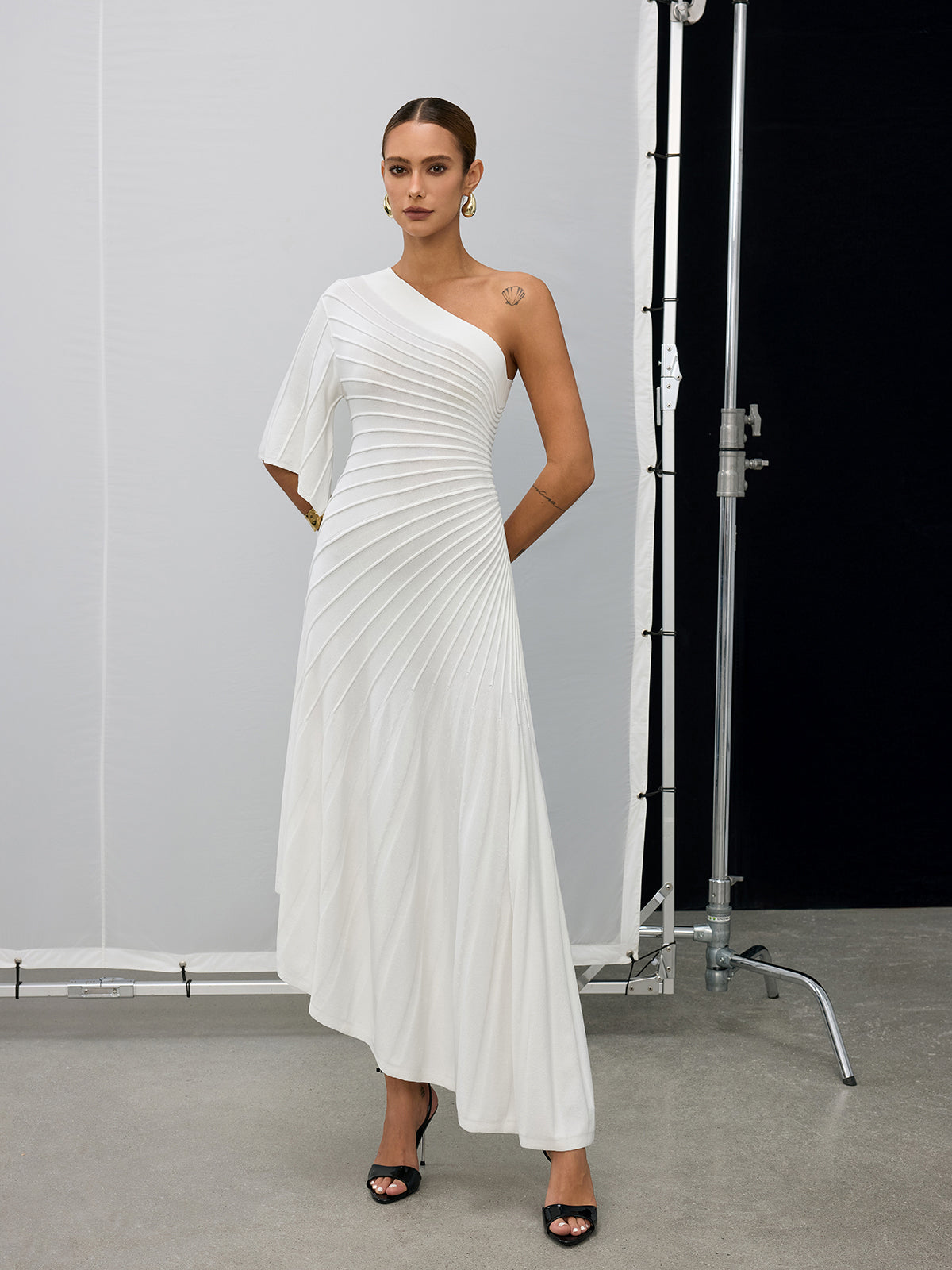 Asymmetrisches One-Shoulder-Kleid aus Strukturstrick