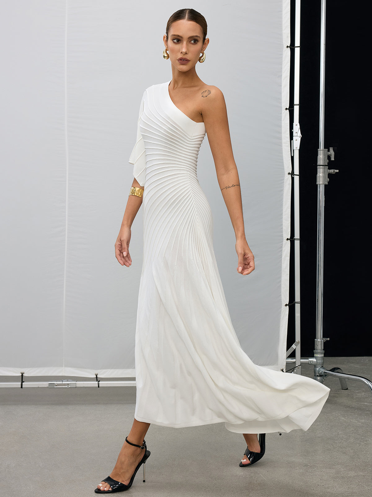 Asymmetrisches One-Shoulder-Kleid aus Strukturstrick