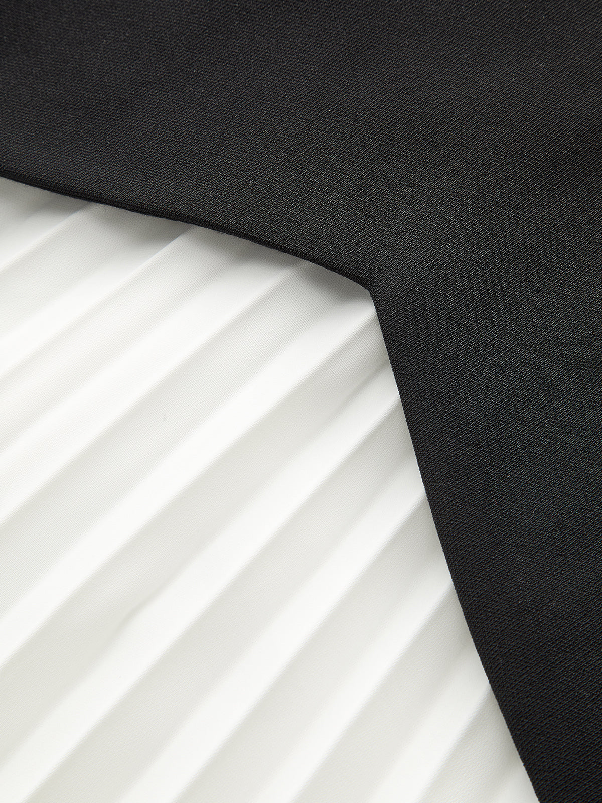 Robe plissée à manches longues et blocs de couleur 