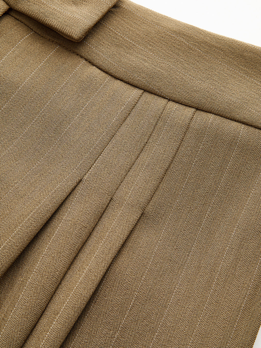 Plissierte Nadelstreifen-Hose mit weitem Bein
