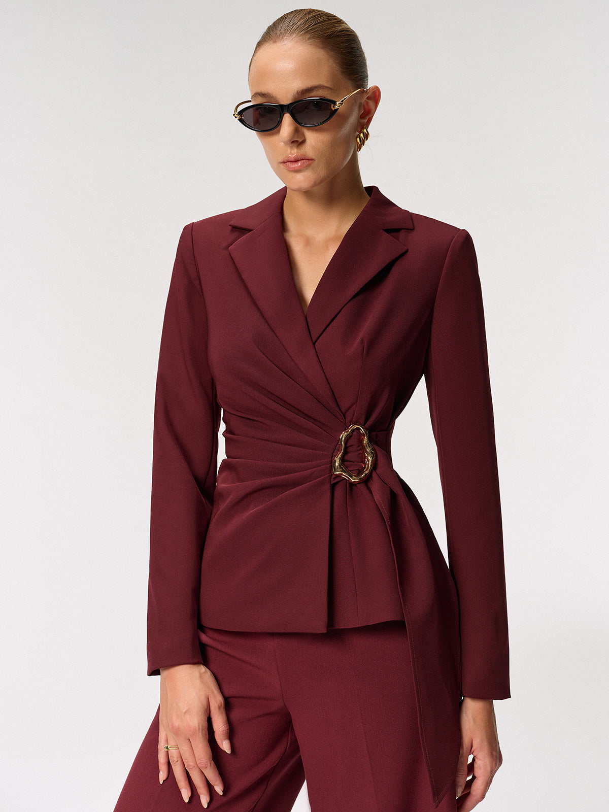 Blazer asymétrique à boucle métallique