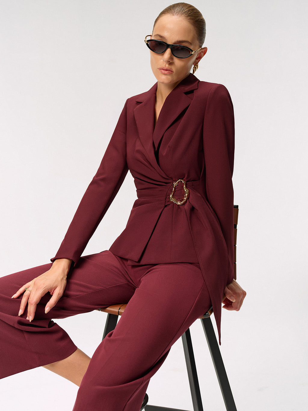 Asymmetrischer Blazer mit Metallschnalle