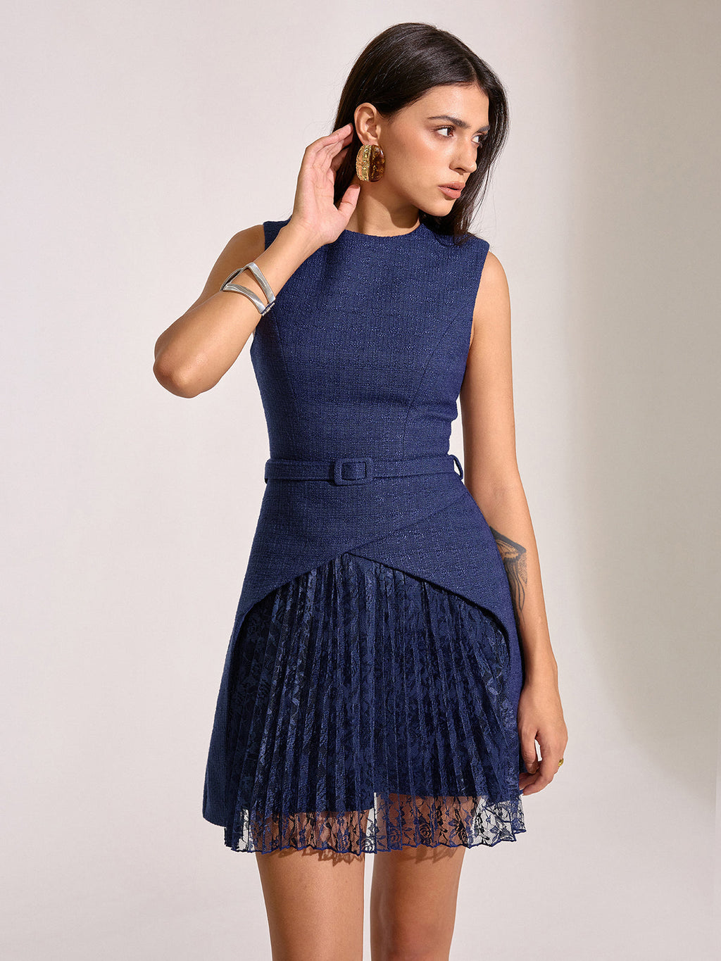 Mini-robe plissée en dentelle avec ceinture