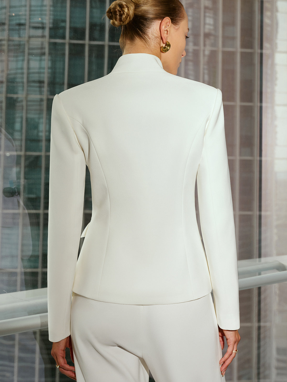 Blazer à col montant et boucle 