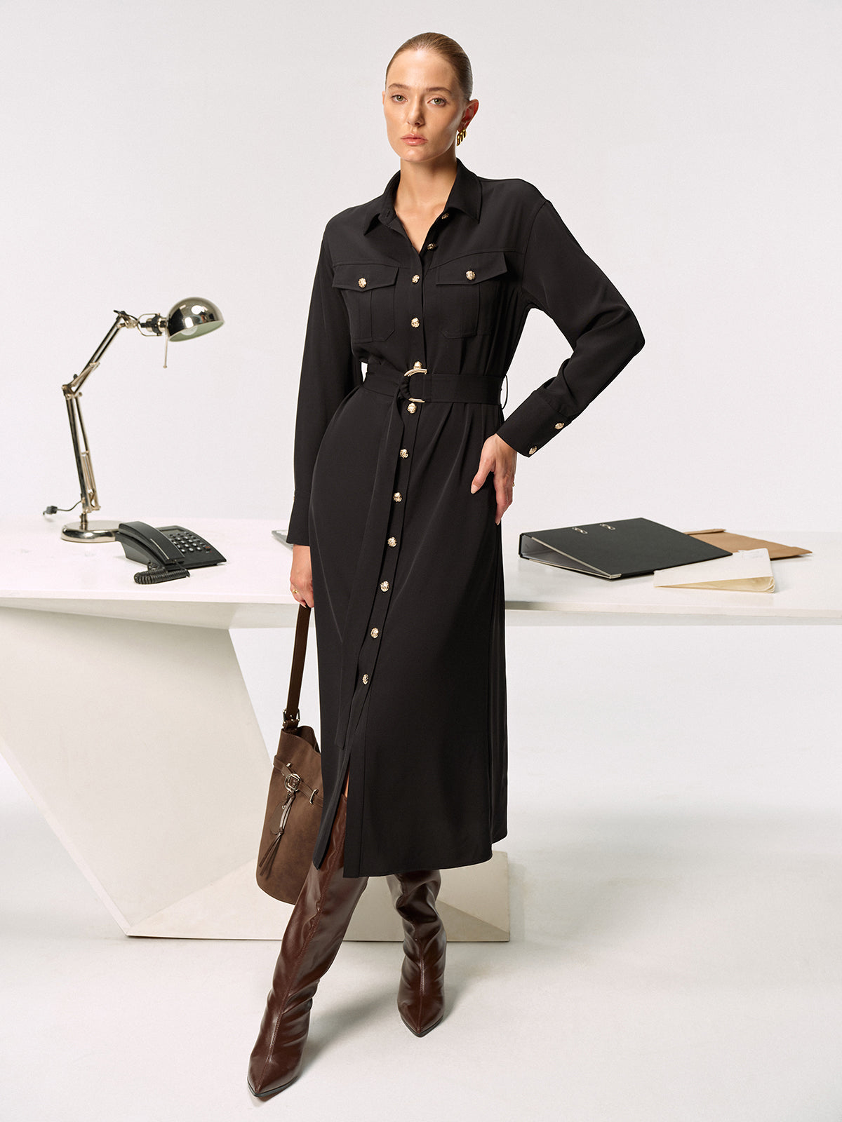 Robe chemise boutonnée et ceinturée en métal