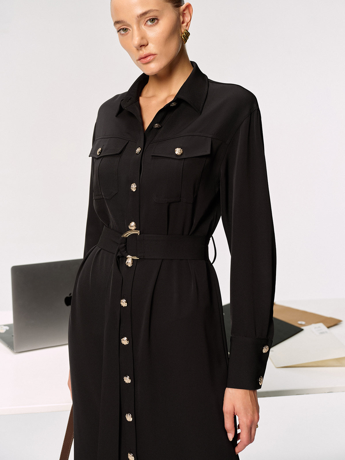 Robe chemise boutonnée et ceinturée en métal