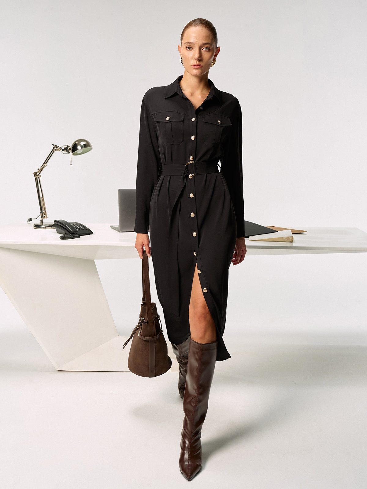 Robe chemise boutonnée et ceinturée en métal