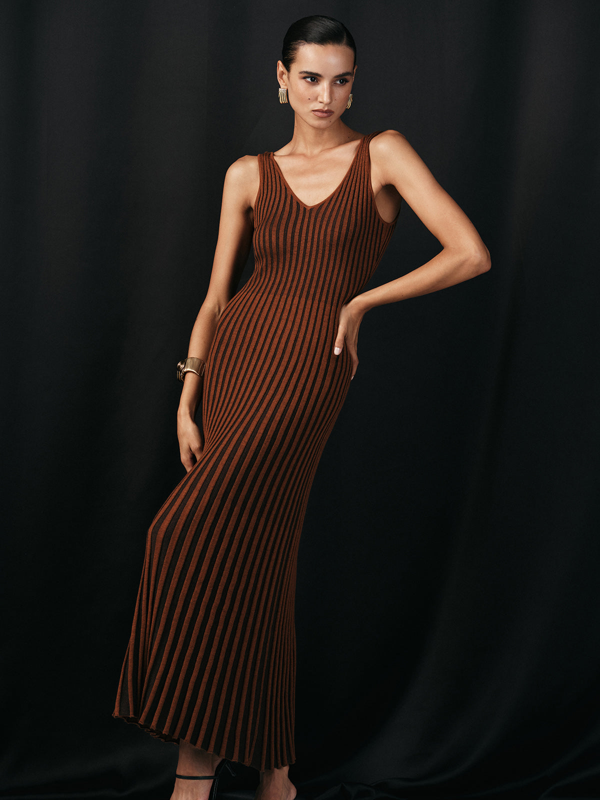 Midi-Strickkleid mit V-Ausschnitt aus Wollmischung und Streifenmuster