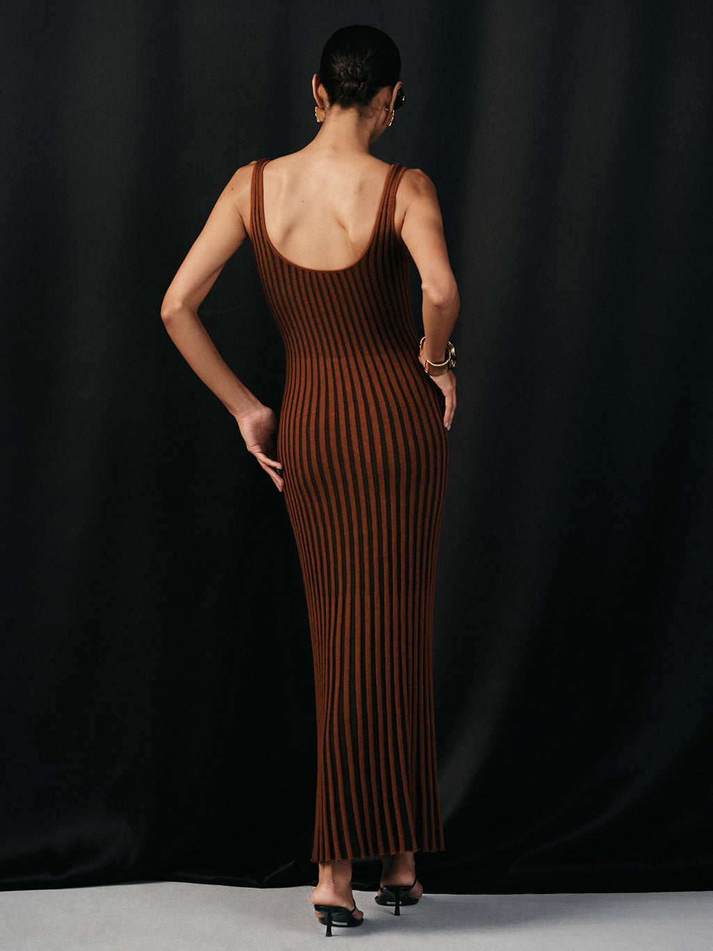 Midi-Strickkleid mit V-Ausschnitt aus Wollmischung und Streifenmuster