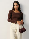 Asymmetrisches geripptes T-Shirt mit Knopfdetail