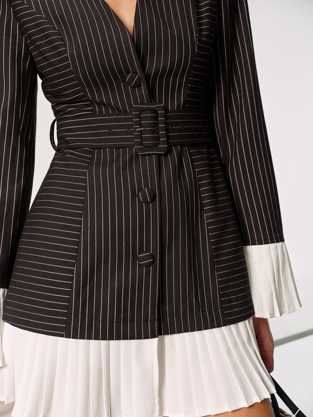 Robe blazer cintrée à rayures, avec empiècements plissés contrastants