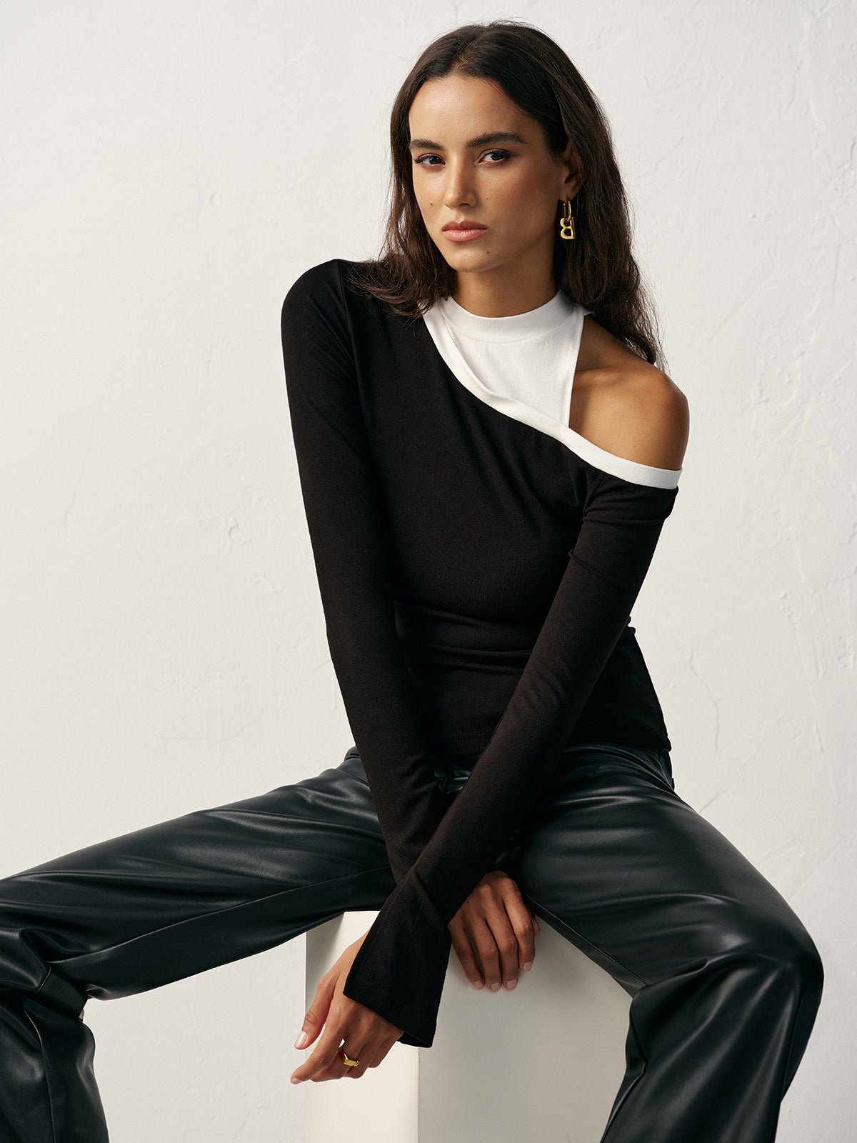 Farbblock-Langarmshirt mit asymmetrischem Cut-Out