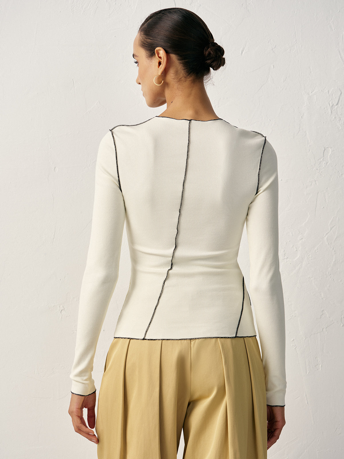 Rippstrickoberteil mit Kontrastpaspelierung 
