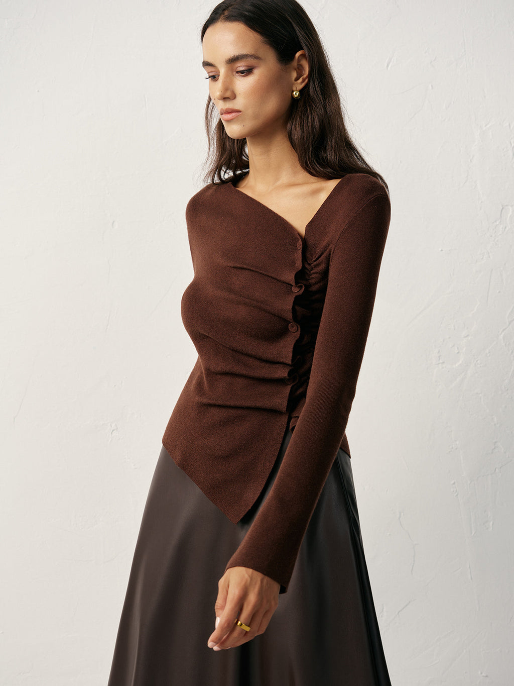 Asymmetrische Strickjacke aus Wollmischung mit seitlicher Raffung und Knöpfen