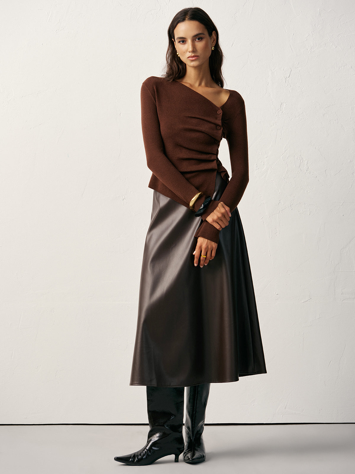 Asymmetrische Strickjacke aus Wollmischung mit seitlicher Raffung und Knöpfen
