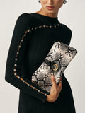 Schultertasche mit Schlangenmuster und Kette