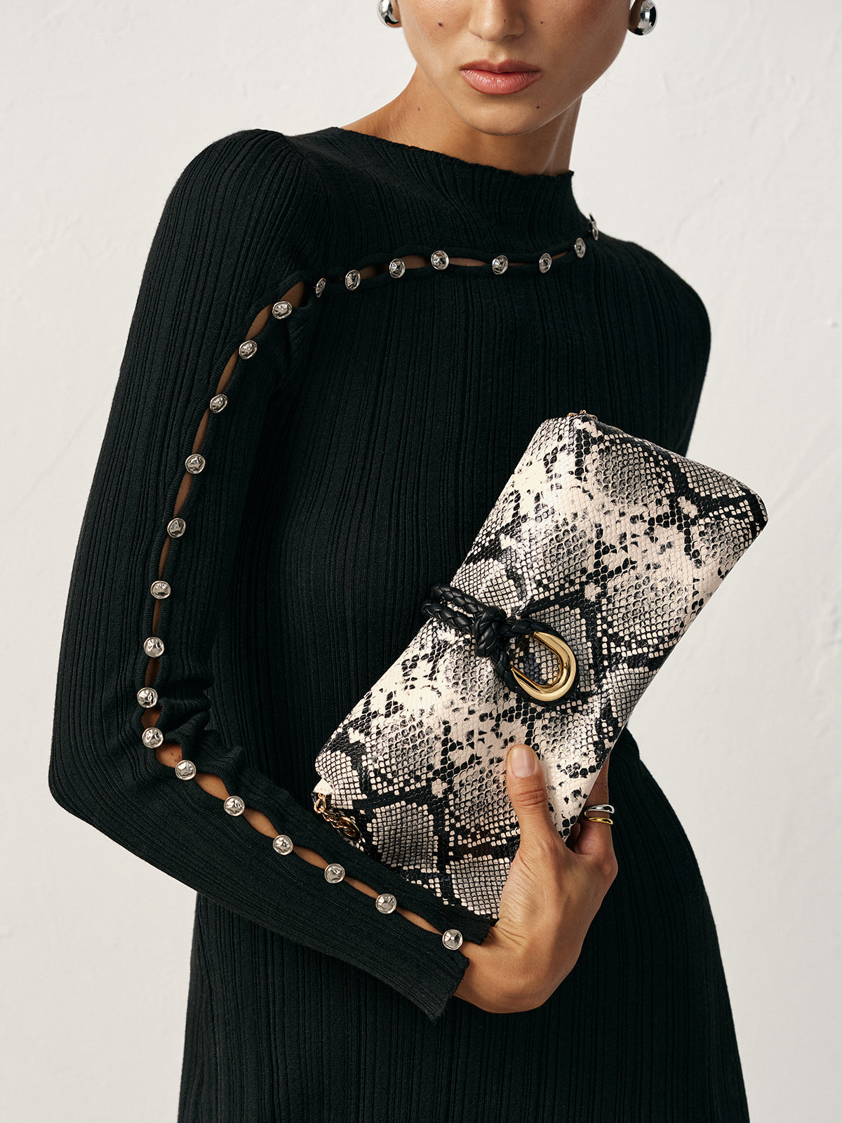 Schultertasche mit Schlangenmuster und Kette 