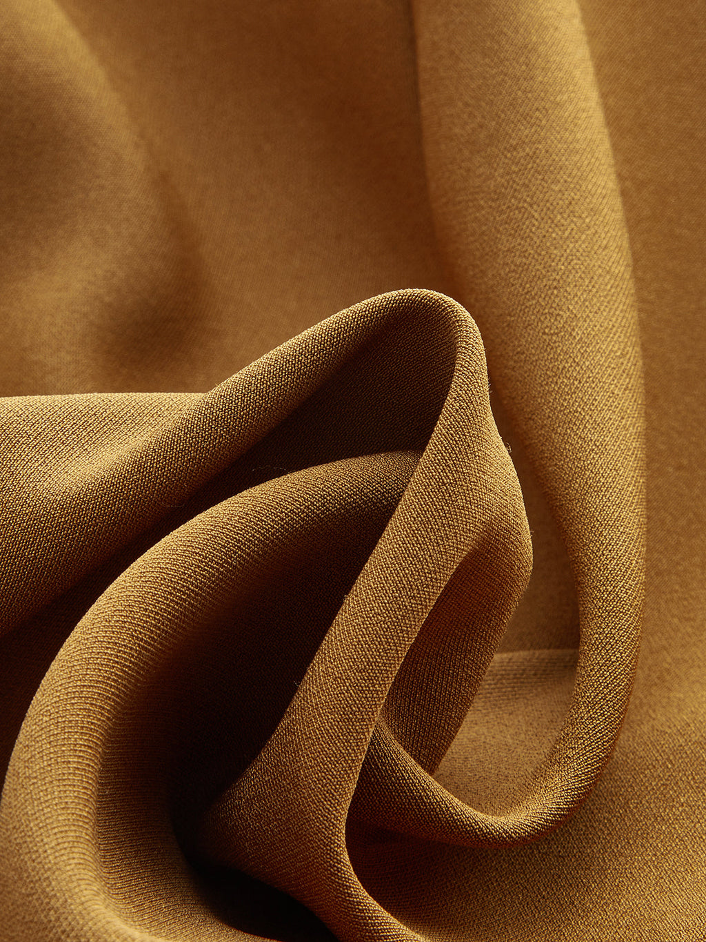 V-Ausschnitt-Kleid mit figurbetonter Taille und Metalldetail