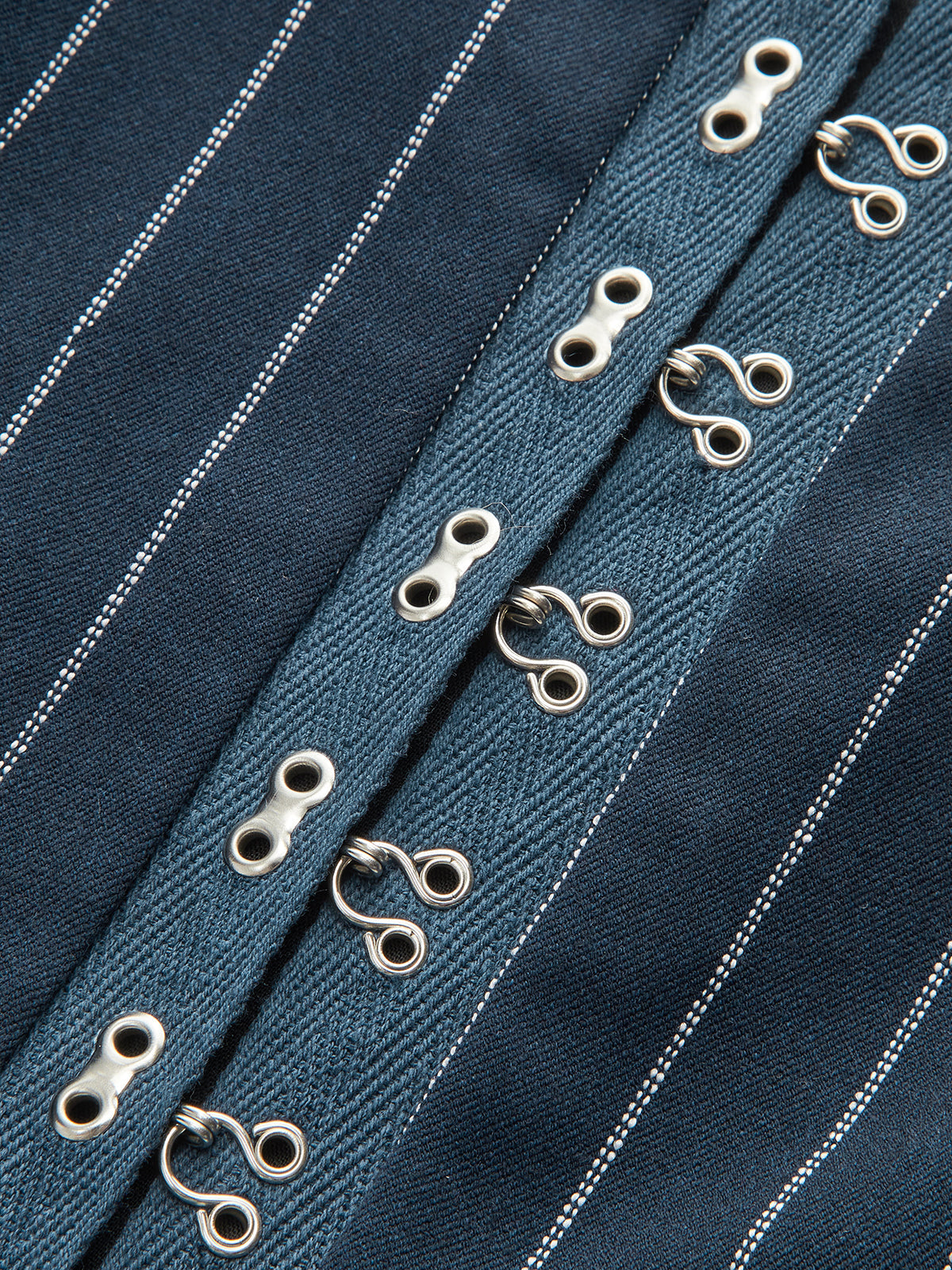 Ensemble haut et jupe rayés à fermeture à agrafes 