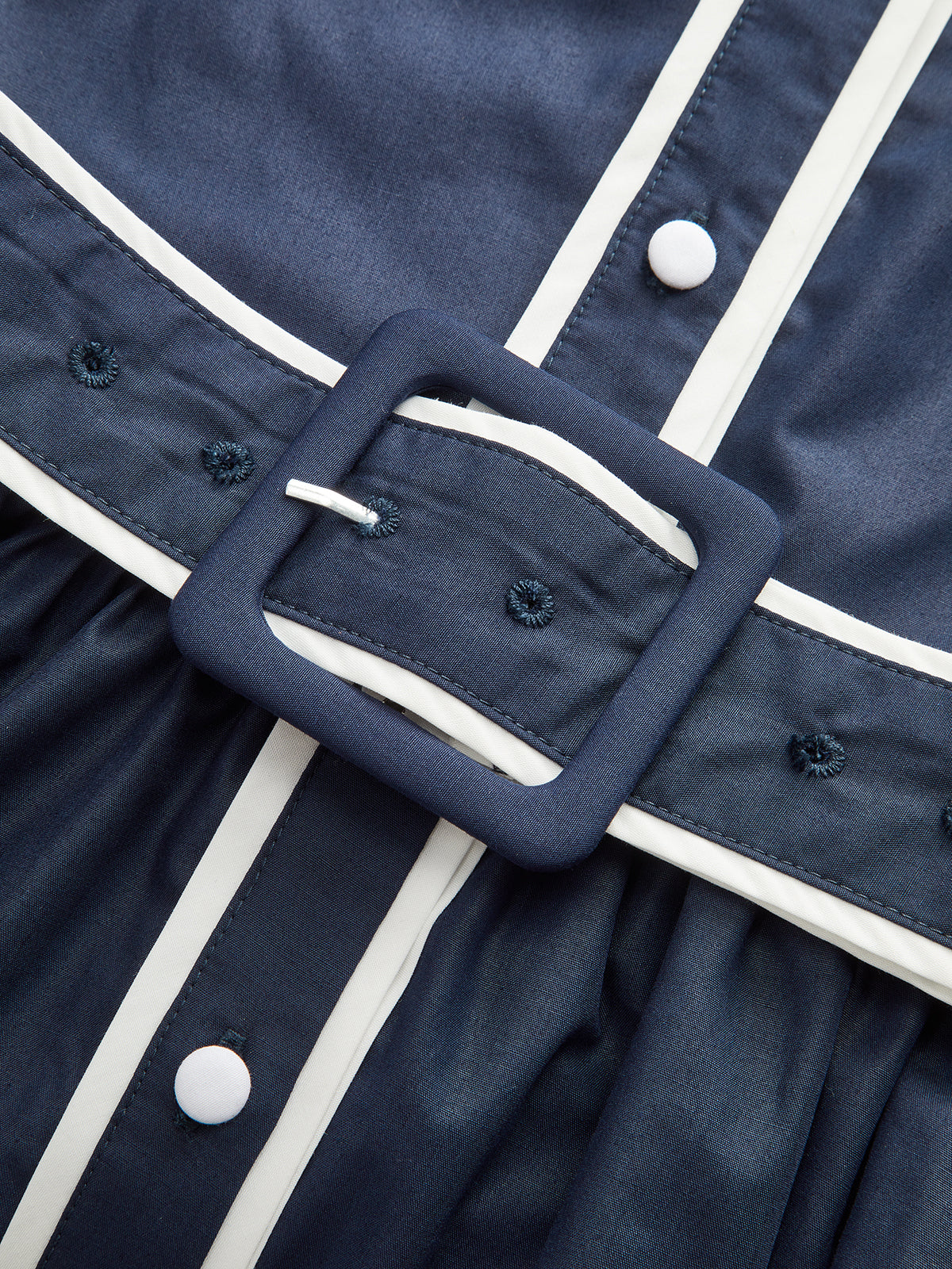 Hemdkleid mit Falten und Gürtel mit Kontrastbesatz