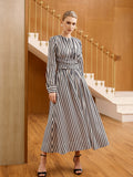Gestreiftes gerafftes Maxikleid mit langen Ärmeln