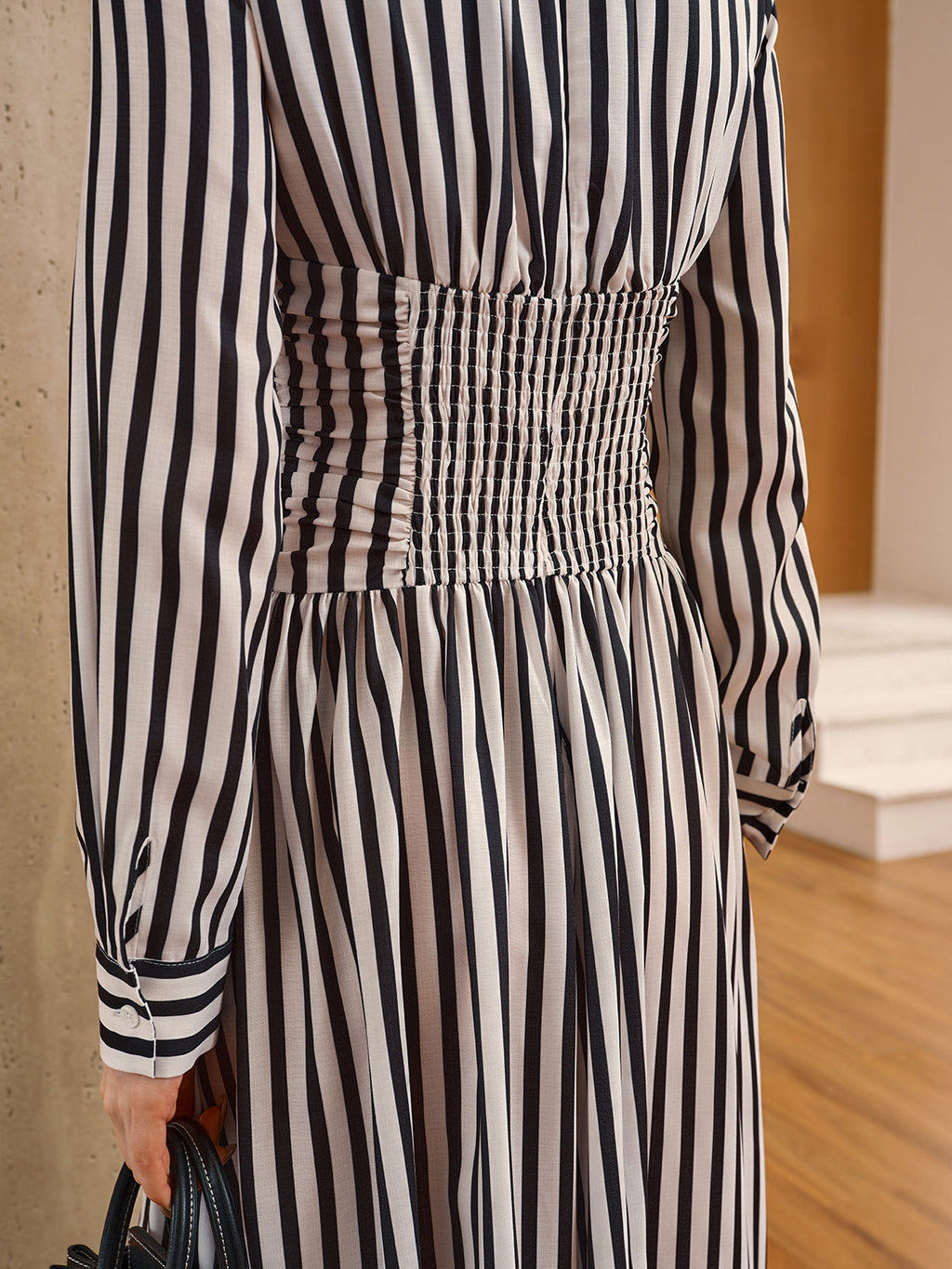 Gestreiftes gerafftes Maxikleid mit langen Ärmeln