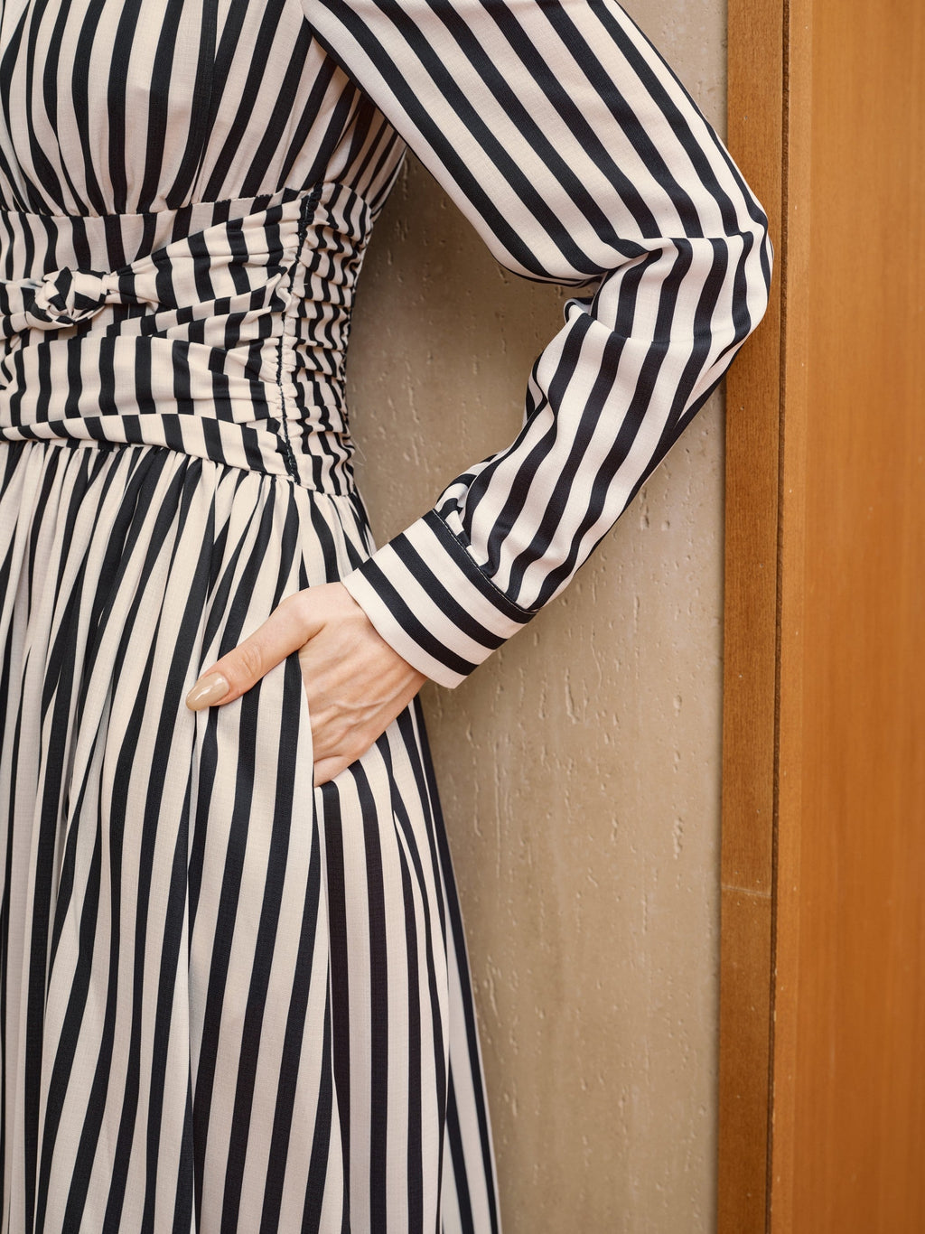 Gestreiftes gerafftes Maxikleid mit langen Ärmeln