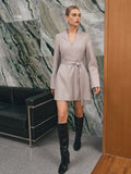 Robe longue à encolure en V et manches longues avec ceinture