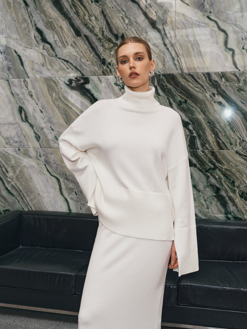 Set aus Oversize-Rollkragenpullover und Maxirock