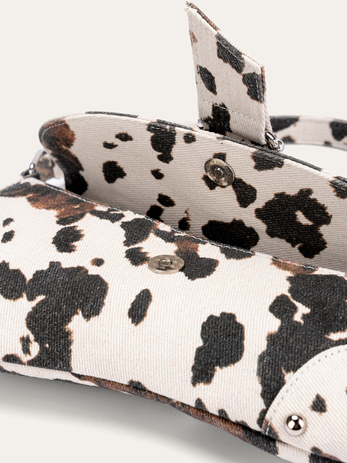 Schultertasche mit Tiermuster und Schnalle