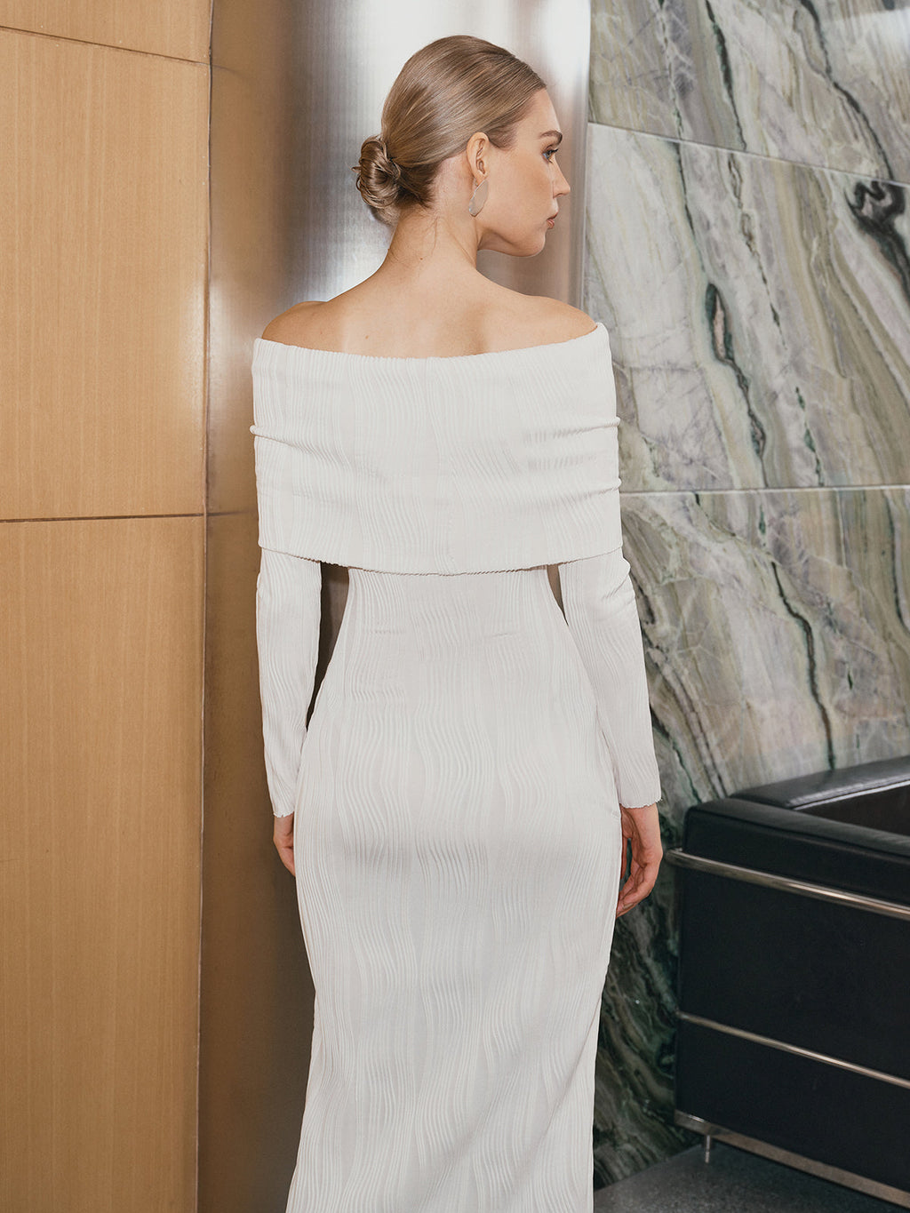 Strukturiertes schulterfreies Midi-Kleid mit Meerjungfrauen-Saum
