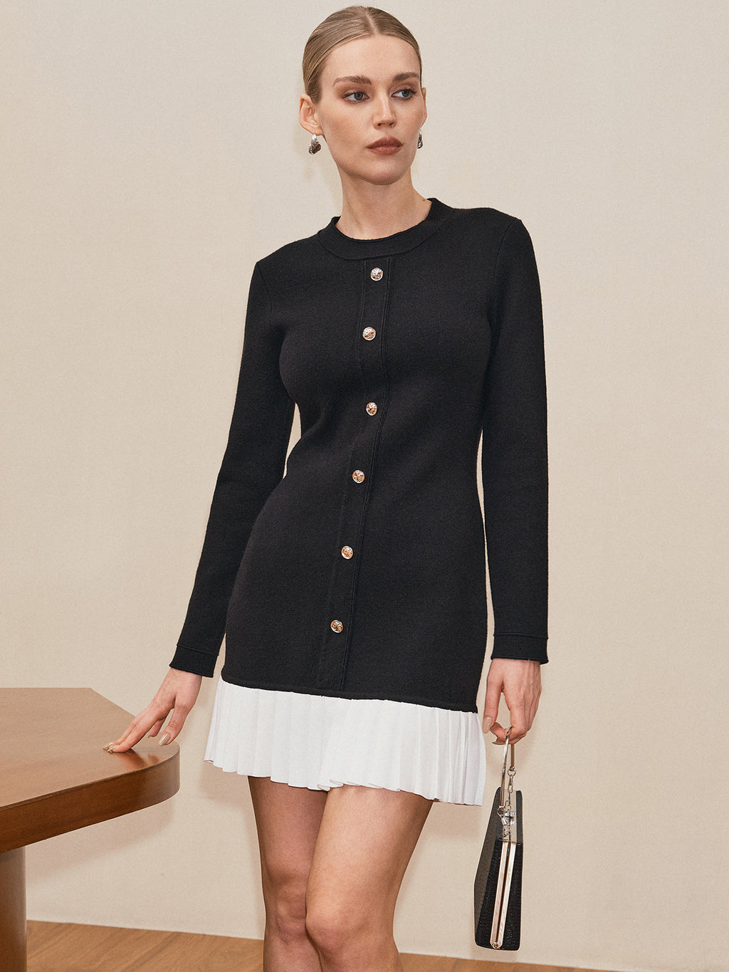 Langärmliges Strickkleid mit Plisseesaum