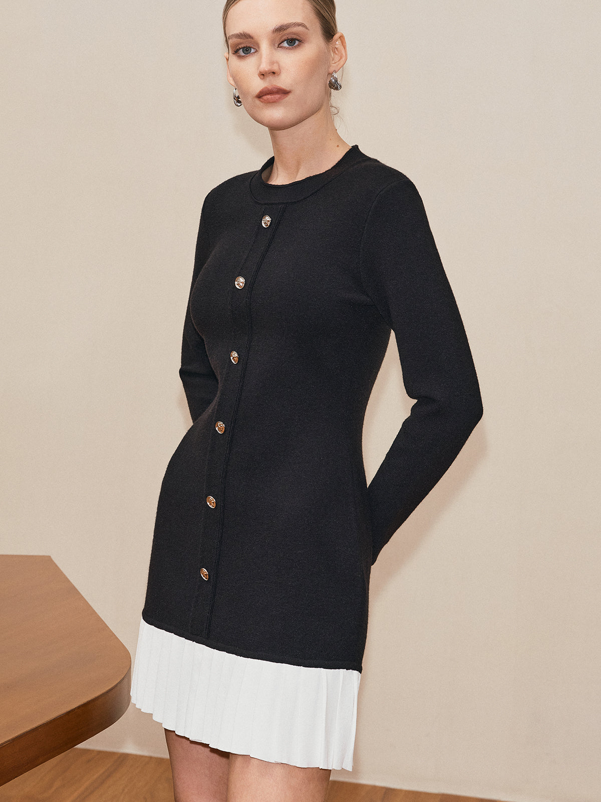 Langärmliges Strickkleid mit Plisseesaum