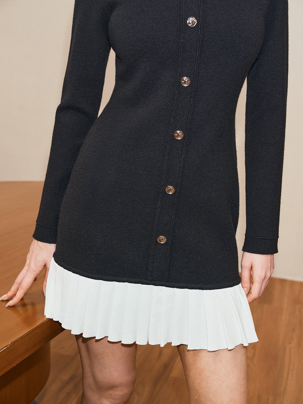 Langärmliges Strickkleid mit Plisseesaum