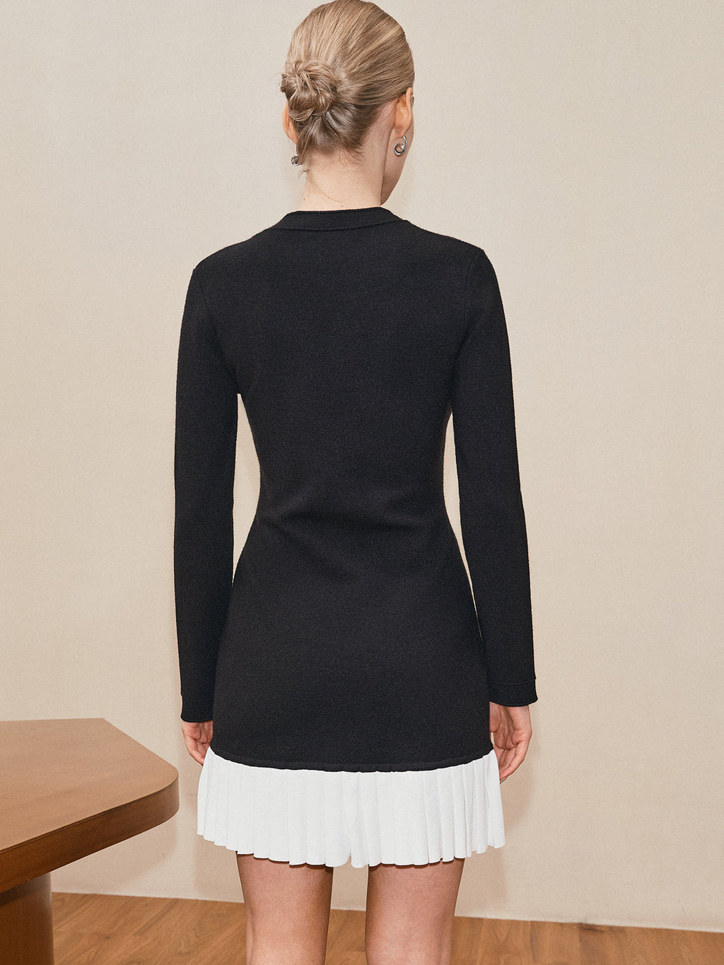 Langärmliges Strickkleid mit Plisseesaum