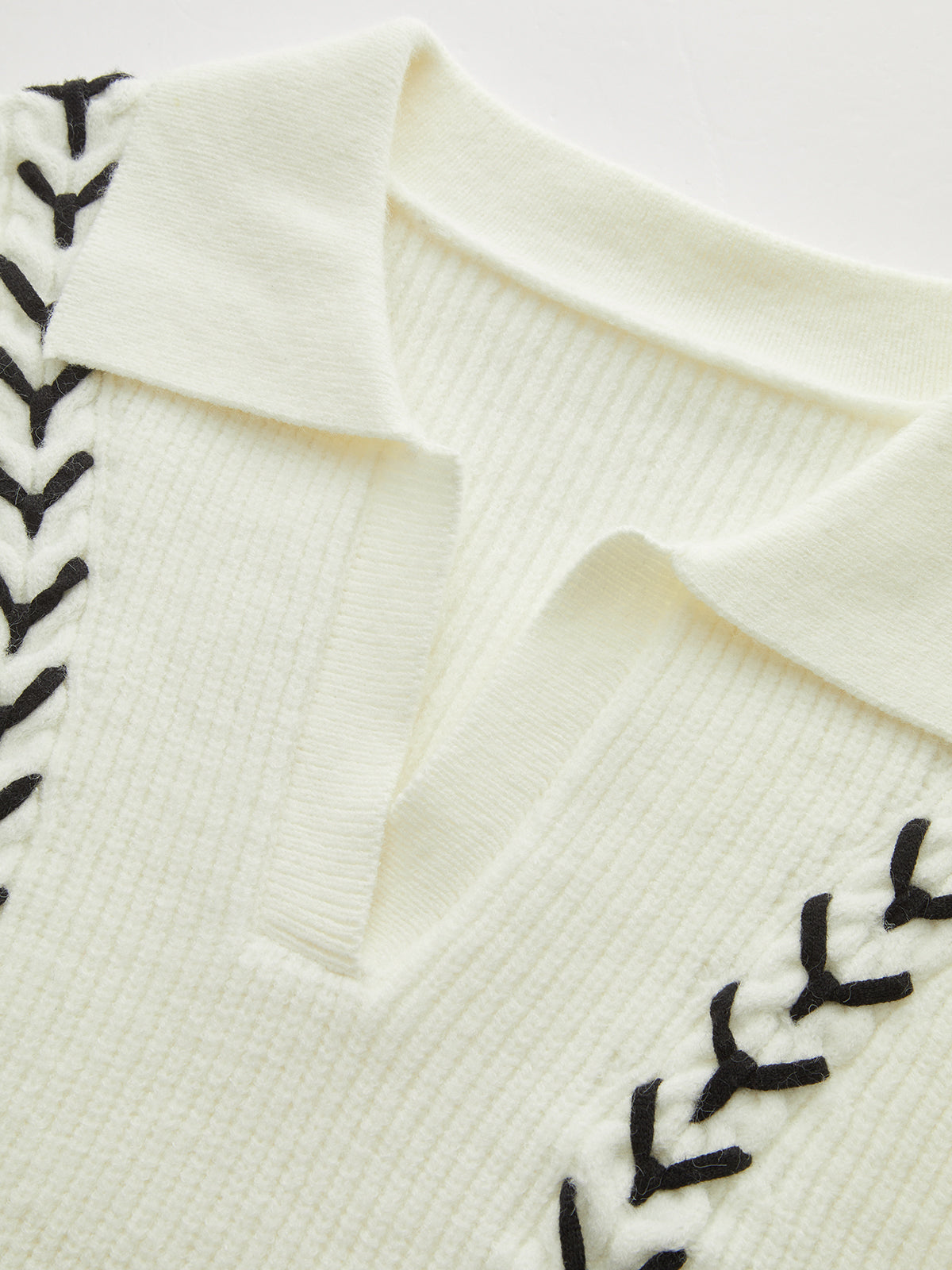 Kabelstrick-Pullover mit Kontrastnähten