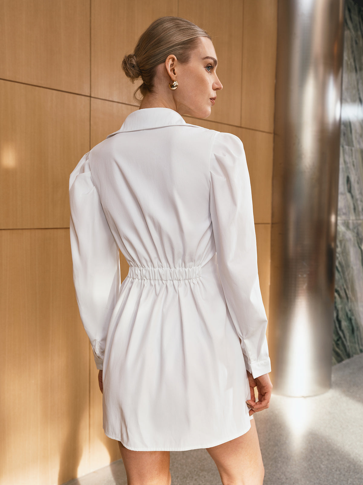 Mini-Kleid mit Puffärmeln ohne Gürtel