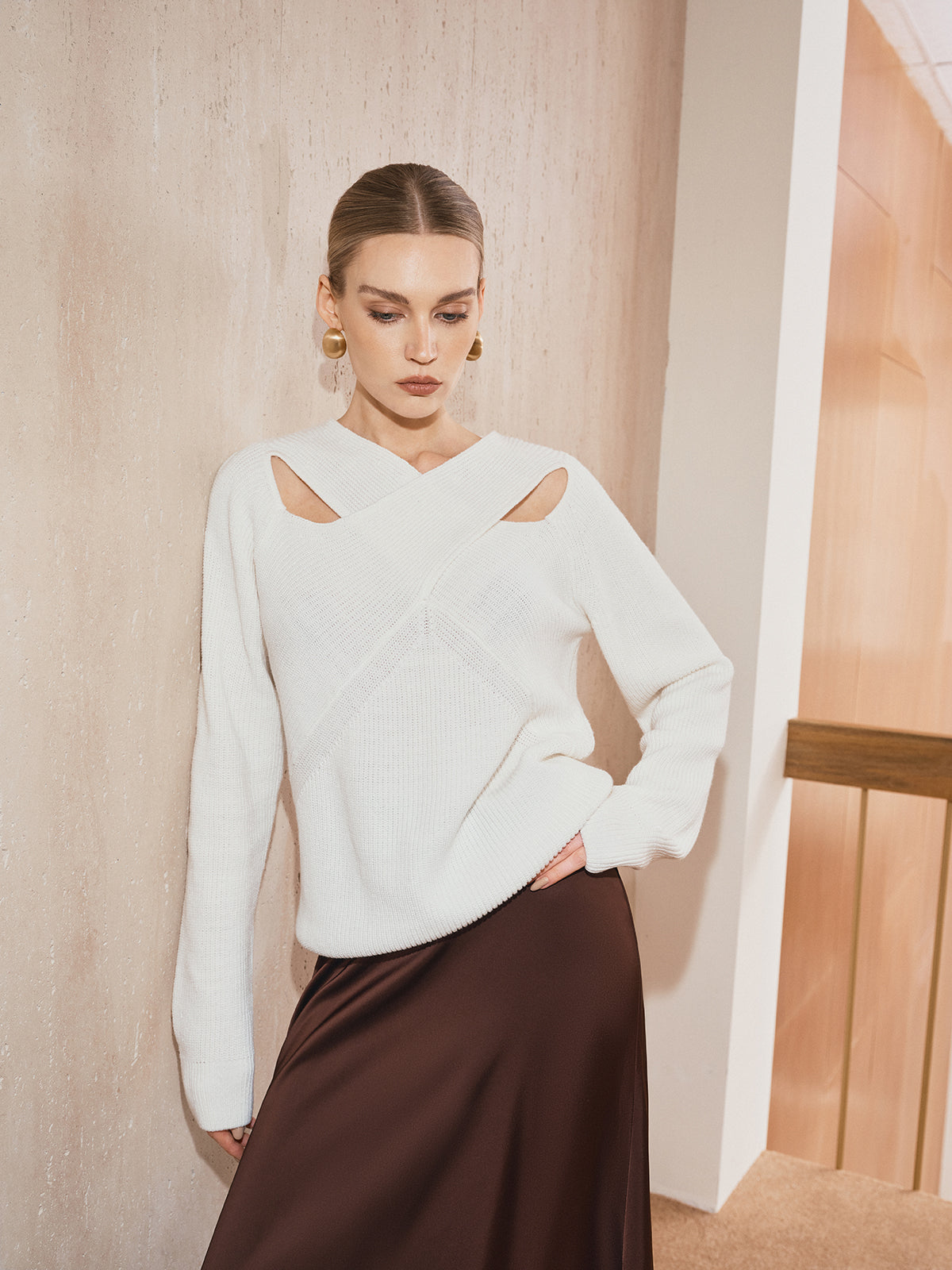 Pullover mit überlappendem Kragen und Cut-Outs