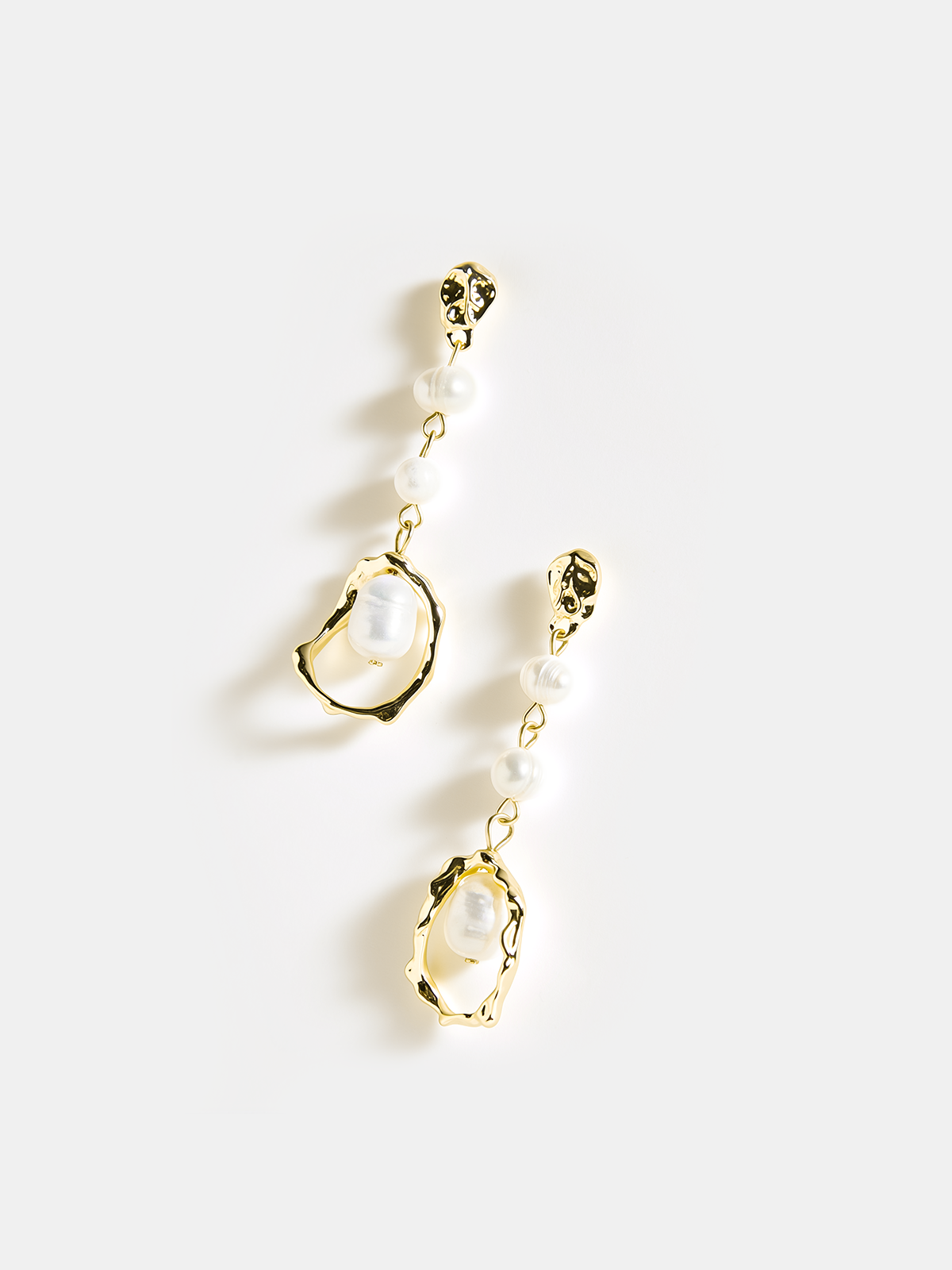 Boucles d'oreilles pendantes dorées en perles 