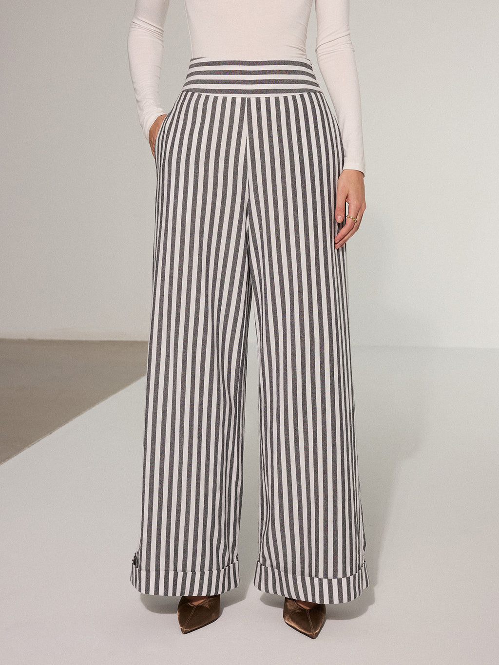 Gestreifte Baumwollhose mit weitem Bein