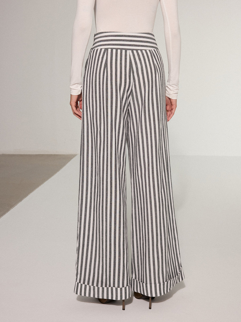 Gestreifte Baumwollhose mit weitem Bein