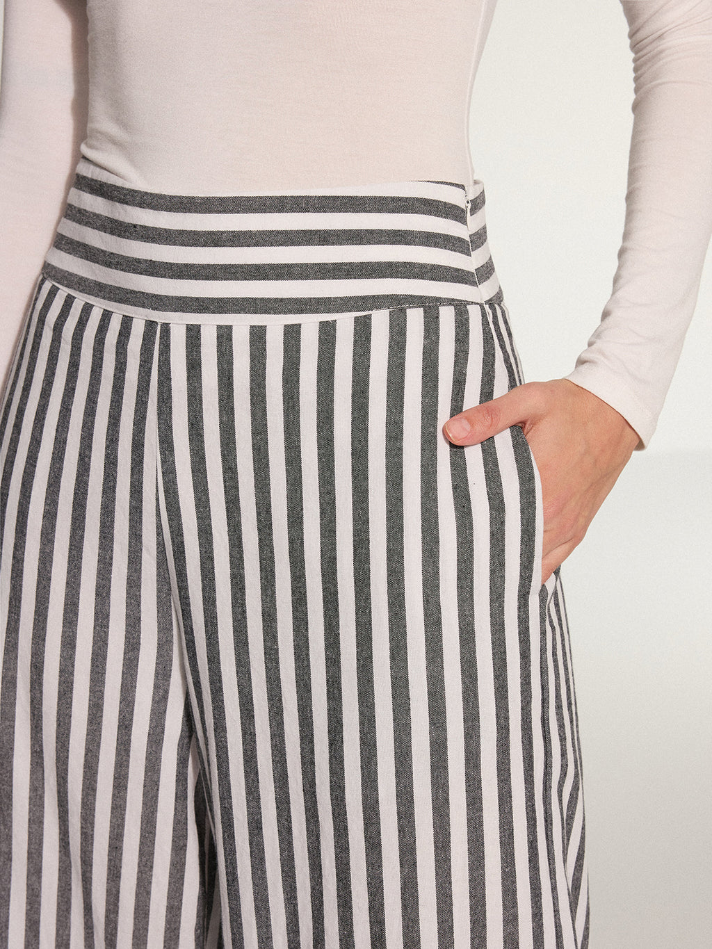 Gestreifte Baumwollhose mit weitem Bein