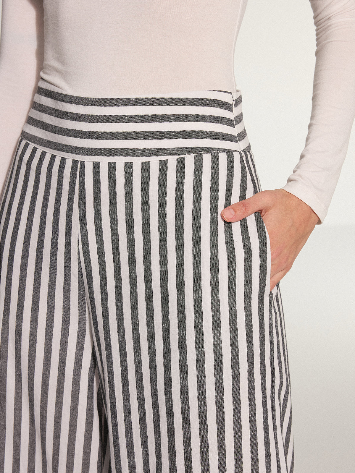 Gestreifte Baumwollhose mit weitem Bein
