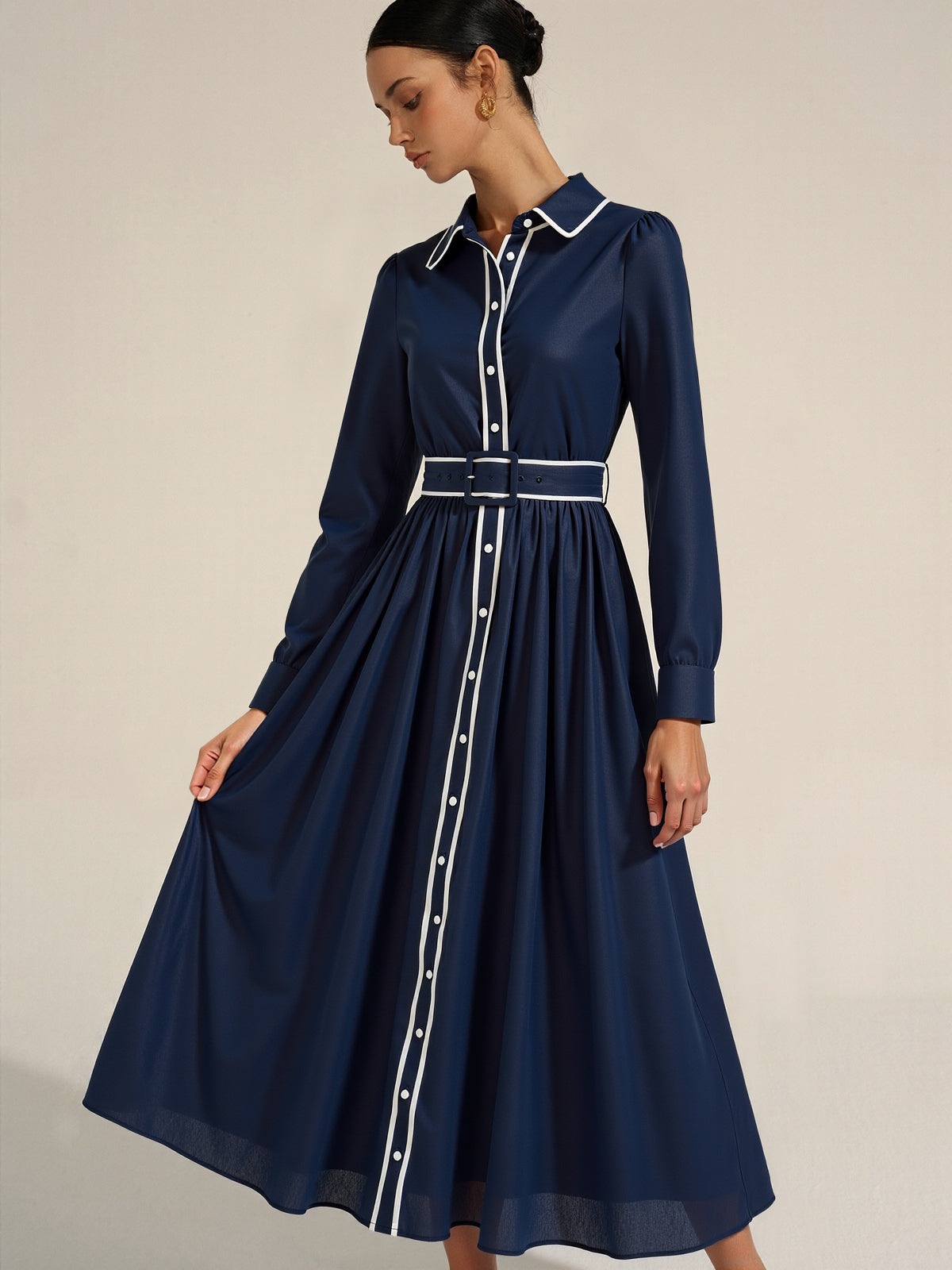 Hemdkleid mit Falten und Gürtel mit Kontrastbesatz