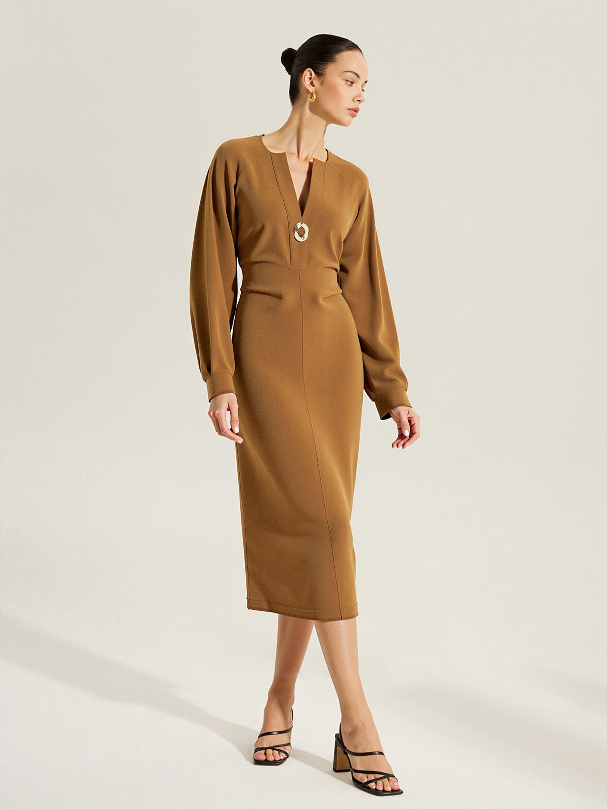 V-Ausschnitt-Kleid mit figurbetonter Taille und Metalldetail
