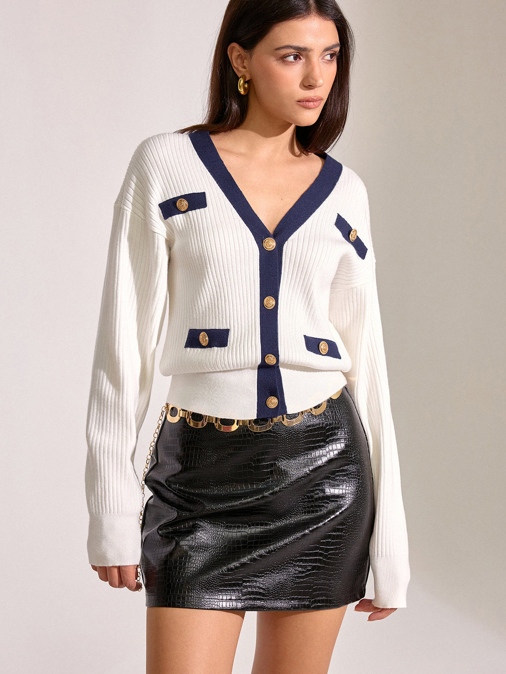 Cardigan mit Kontrastbesatz und Metallknöpfen