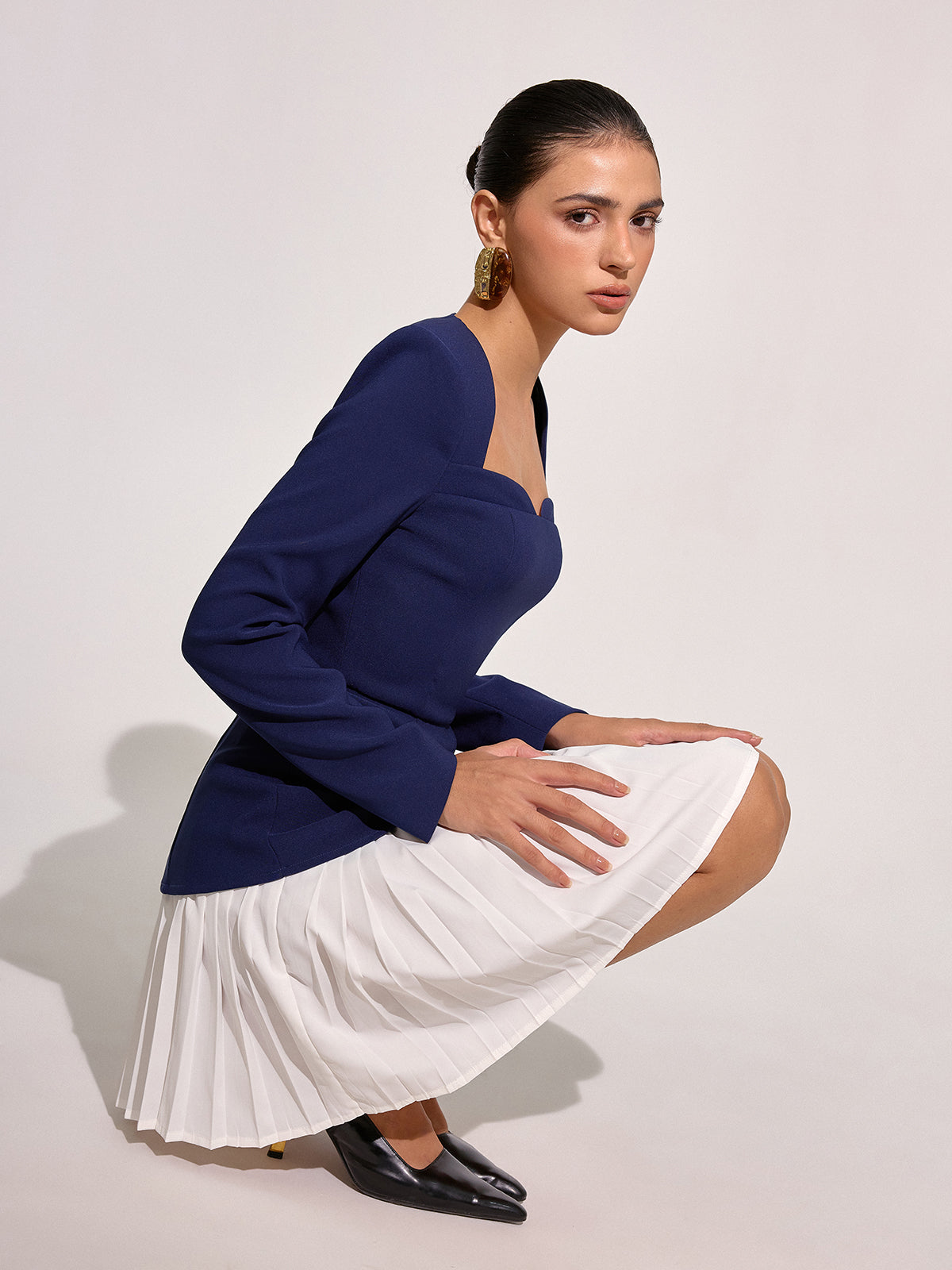 Robe courte à ourlet plissé contrastant et col carré 